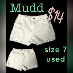 Mudd Woman’s size 7 white Jean shorts
